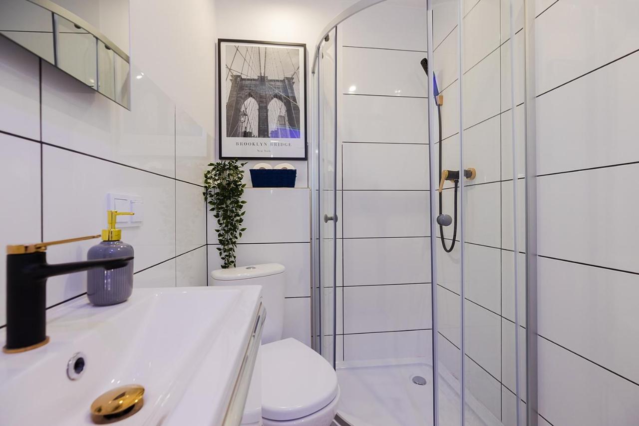 Apartament Unitapartaments Short Rent In By Metro Station Rondo Onz With 3bedrooms 23 Warszawa